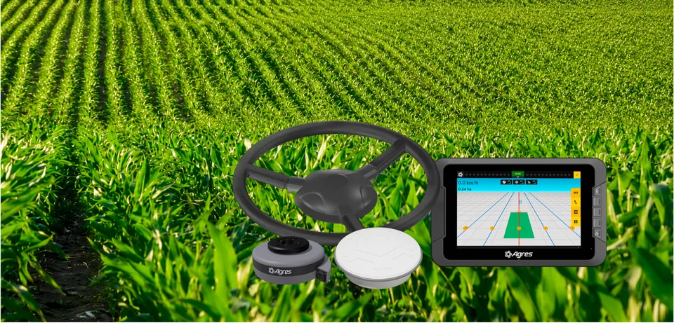 Volante de piloto automático, antena, receptor e monitor Agres sobre uma lavoura de milho.